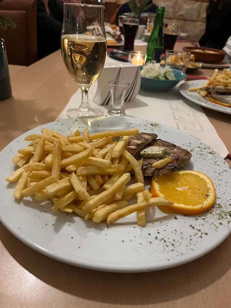 Gegrilltes Fleisch im Restaurant Paxos