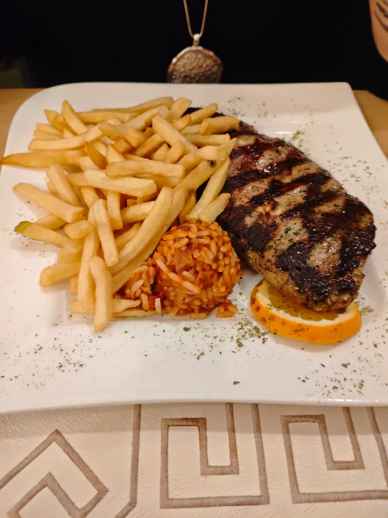Bifteki im Restaurant Paxos