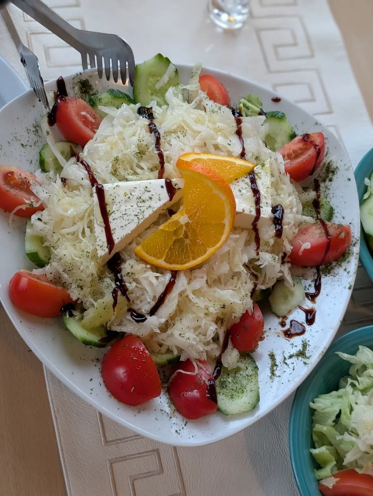 Griechischer Salat im Restaurant Paxos