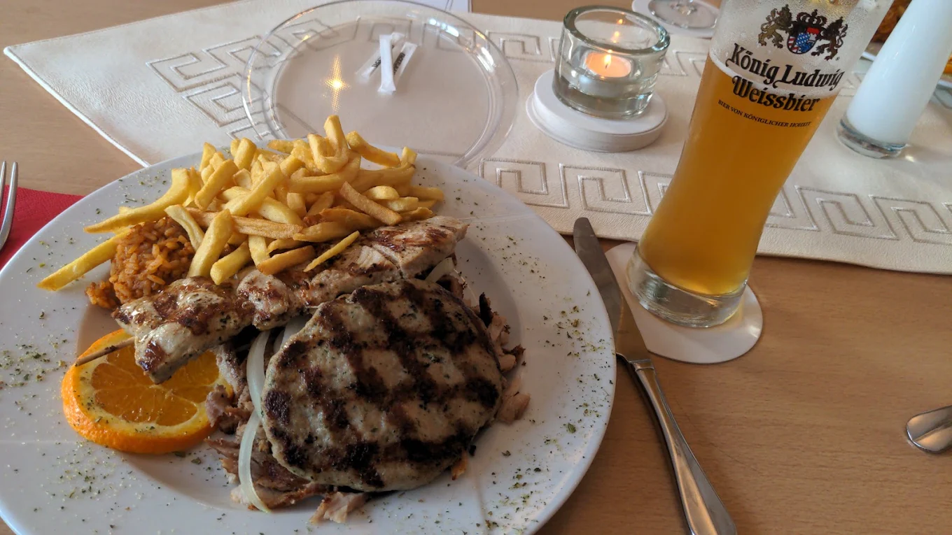 Souvlaki mit Pommes im Restaurant Paxos